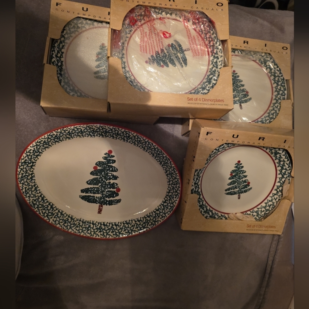 Furio Christmas Tree Dinnerware Set